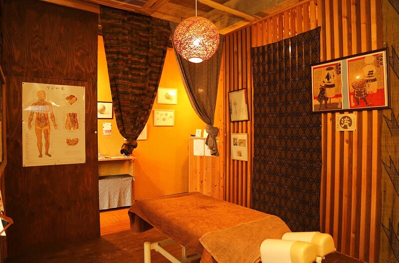 自然素材と温かな光に包まれて、深いリラックスへ導くプライベート空間。