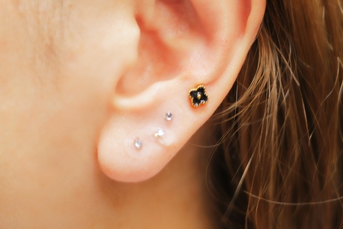 女性誌でも話題！アクセサリーとして楽しむ【耳つぼ】