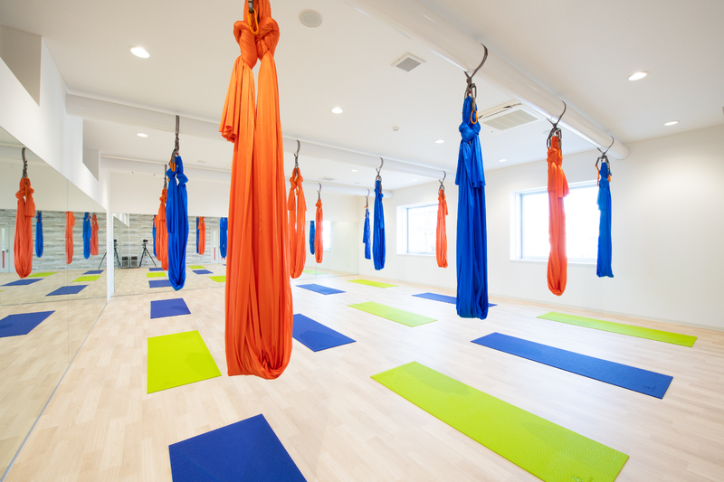 ヨガスタジオには鮮やかな専用のハンモックが完備