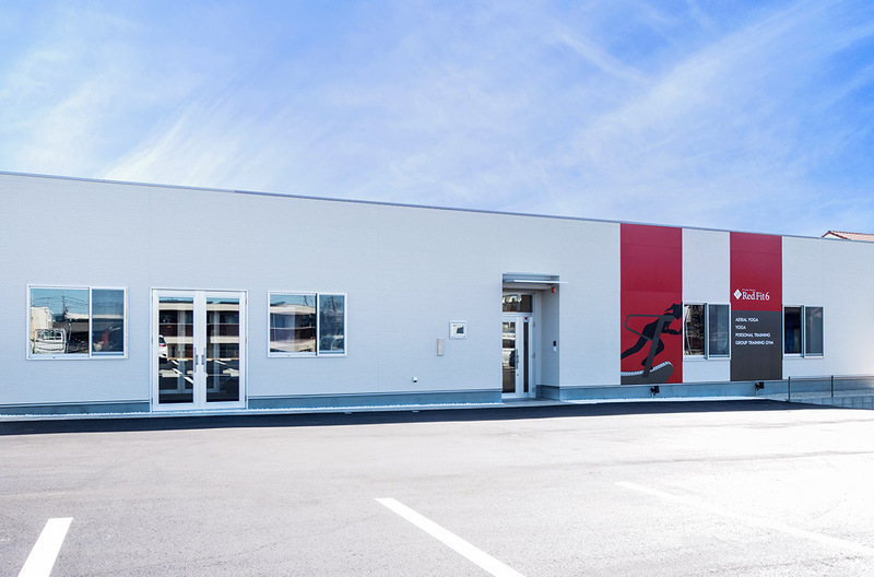 広々としたスタイリッシュなこだわりのスタジオ、シャワールームや広い駐車場も完備！