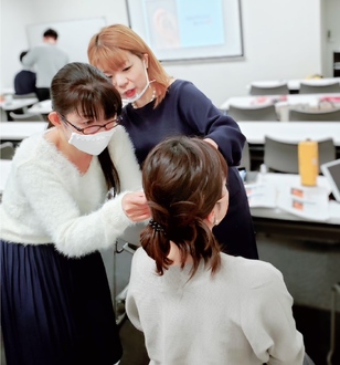 キレイになりながら、新しい未来も見つかる。耳つぼの資格で、自分も誰かも支える“美と健康のプロ”に。