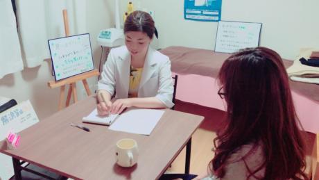 【耳つぼダイエット】お客様の状況を伺いながらプランを組み立てます。