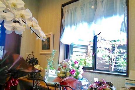 【ウエイティングルーム】 窓からのぞく緑を横目に美味しいハーブティーをお飲みいただきながら、その日のお客様のお悩み･体調･ご希望にあわせたご提案をしています。