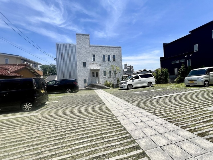 駐車場はサロン前に13台完備しています。