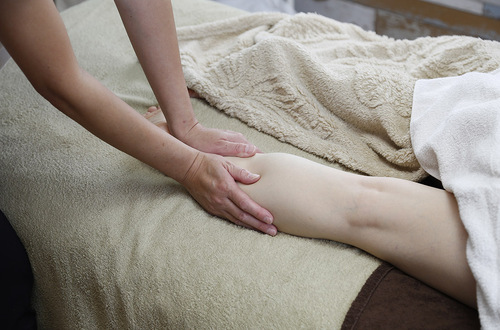 ゆるめてほぐしてリラックス。本格ハワイ式マッサージ「ロミロミ」