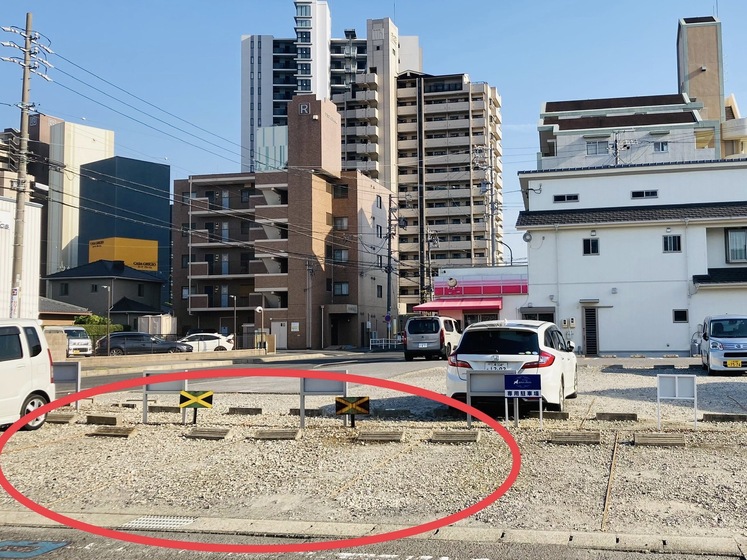 クリーニング店付近の砂利駐車場のうち ジャマイカの国旗の看板がある7・8番が駐車場です。