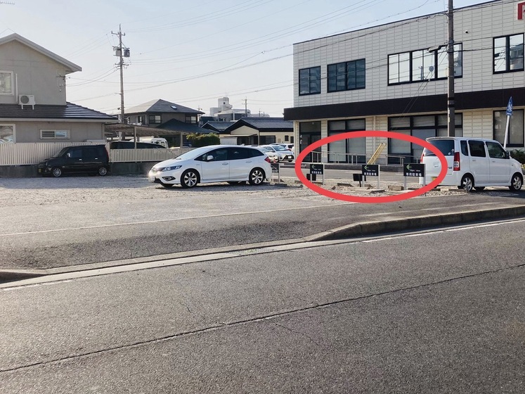 こちらから見ると赤まる部分の裏側に、ジャマイカの看板がございます。