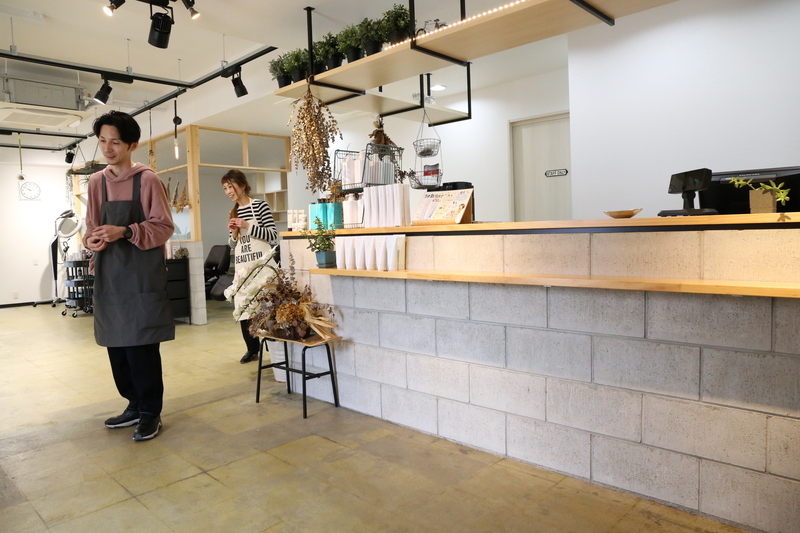 自然光が入ってリラックスできる空間で、お客様のご来店をおまちしています✂︎