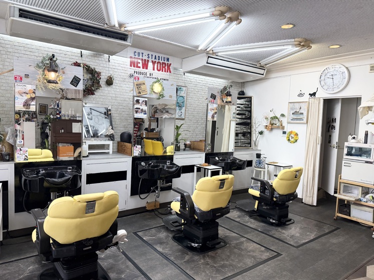 イス4台　目の前にシャンプー台があるので一度座ったら移動不要