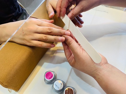 自爪と皮膚への負担を最小限に抑えた《カルジェル》ネイル採用