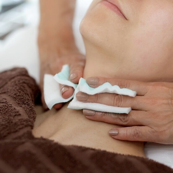 施術で使用するスキンケアは、憧れの高級国産ブランドを厳選。 肌が本来持つ力に働きかけ、キメを整えながら、透明感あふれる健やかな美肌へと導きます。