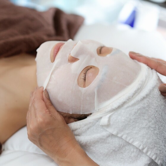 今注目を集める美容マスクを施術に導入。