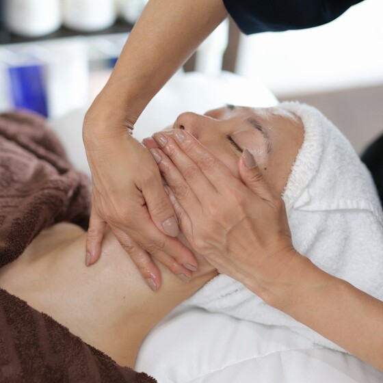 完全オールハンドで行うフェイシャルマッサージは、肌の深層まで丁寧にアプローチし、ツヤ・潤い・リフトアップ・小顔効果を実感できます。