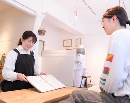 日本エステティック協会の資格を取得、３社のエステサロンで修行