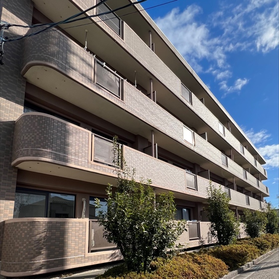 ピアゴ東栄店 東隣 グランメールトーエイ107号です。駐車場入口は建物に向かって右側にあります。駐車場は３番です。