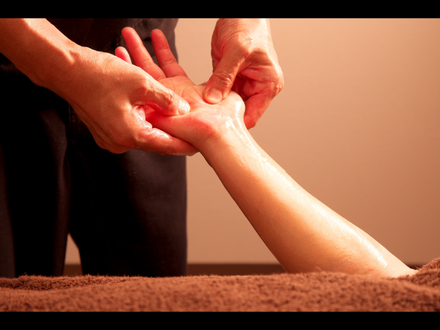 ヘッドスパや足つぼ、ハンドマッサージなどメニューも充実