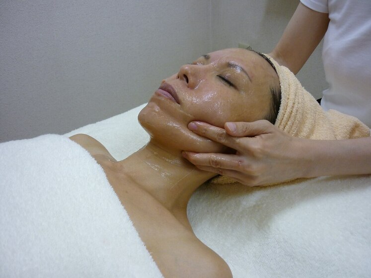 ［フェイスラインのむくみケア］痛気持ちいいリンパケアでお顔のむくみをスッキリ！ 