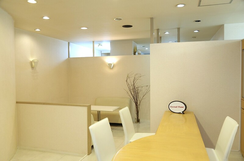 白を基調とした落ち着いた清潔感のある店内です 