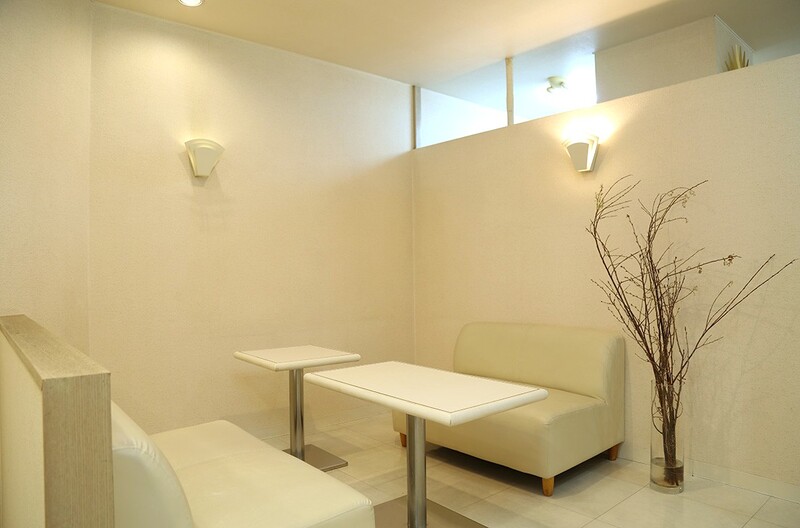 癒しの音楽が流れる広々とした待合スペース 