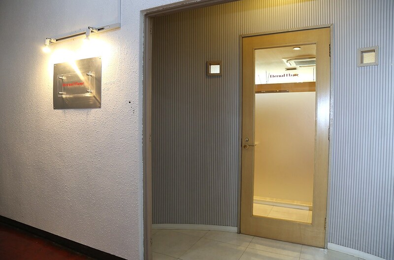  照明の当たるエターナルフレームの看板が目印です♪