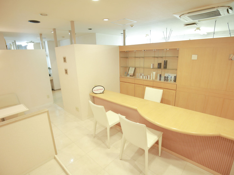 白を基調とした落ち着いた清潔感のある店内です 