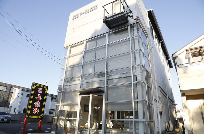 大きな建物が目印