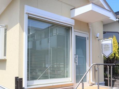 黄色の外観が目印。閑静な住宅街にある隠れ家的サロン。