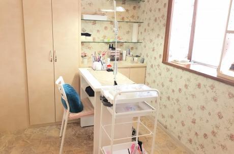 バラをモチーフにしたオシャレな店内